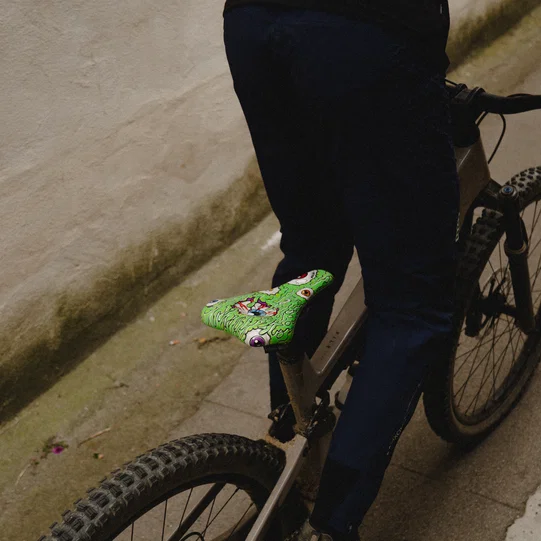 SQlab 6OX ERGOWAVE active 2.2 ltd. Metzger saddle in neon green during mountain biking
