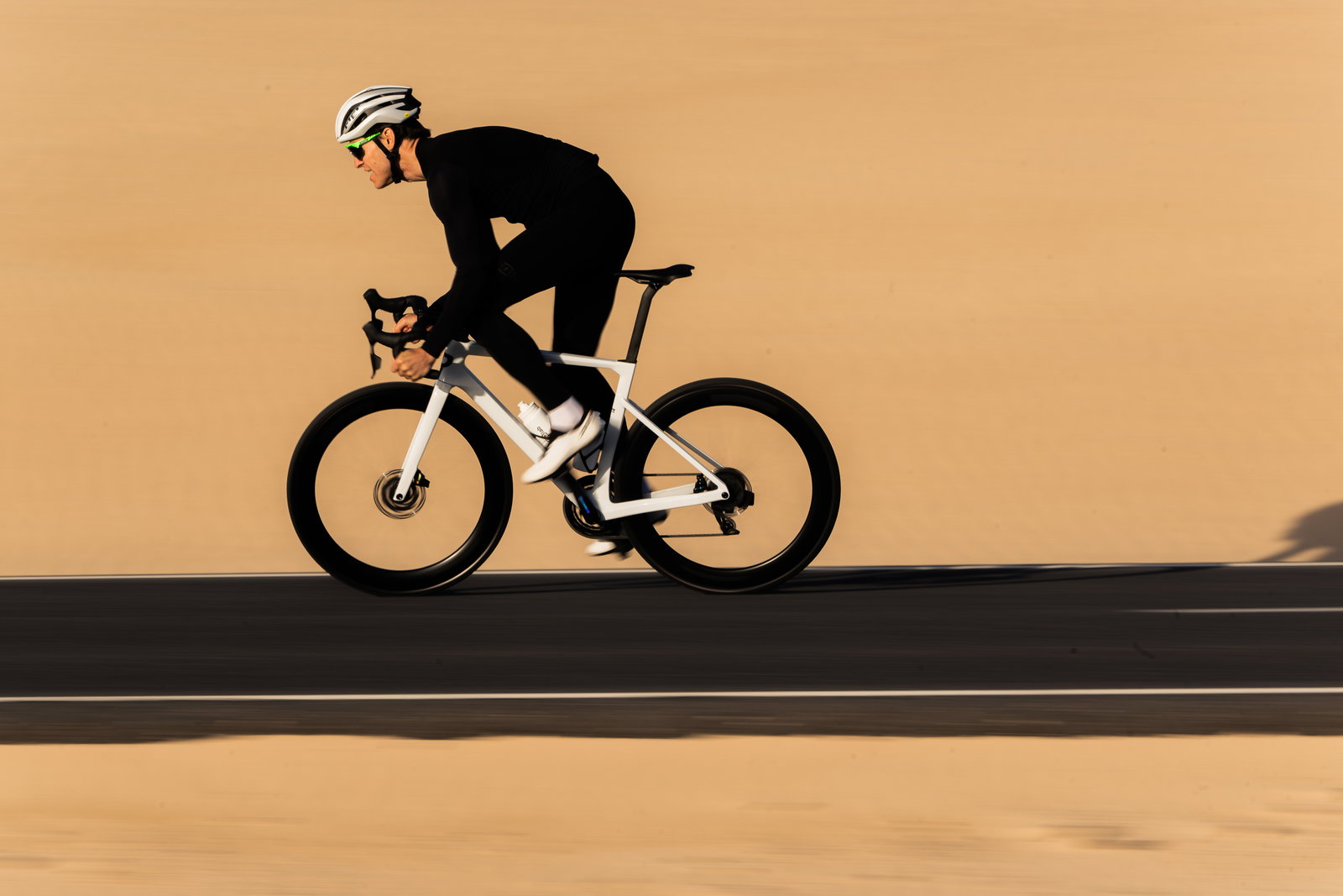 Selle SQlab 612R ERGOWAVE 2.0 Carbon lors d'un cyclisme sur route en paysage désertique