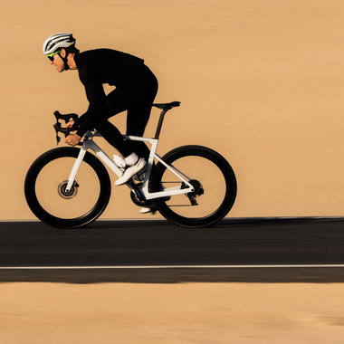 SQlab 612R ERGOWAVE 2.0 Carbon Fahrradsattel beim Rennradfahren auf der Straße in der Wüste
