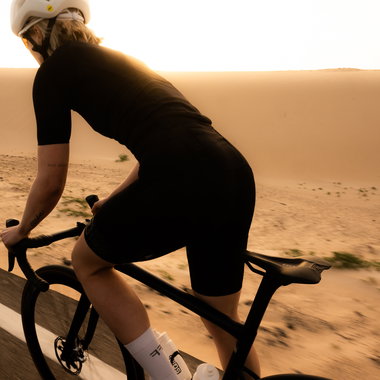 SQlab 612R ERGOWAVE 2.0 Carbon Sattel beim Rennradfahren in der Wüste bei Goldener Stunde