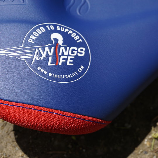 SQlab 611 Ergowave active ltd. Wings for Life saddle in royal blue and red – logo detail