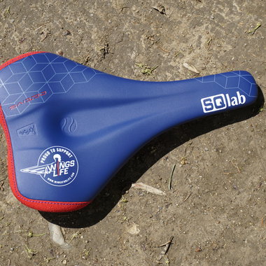 SQlab 611 Ergowave active 2.1 ltd. Wings for Life MTB saddle in royal blue and red