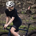 Selle carbone SQlab 612R ERGOWAVE 2.0 lors d'un entraînement vélo de route sur terrain volcanique