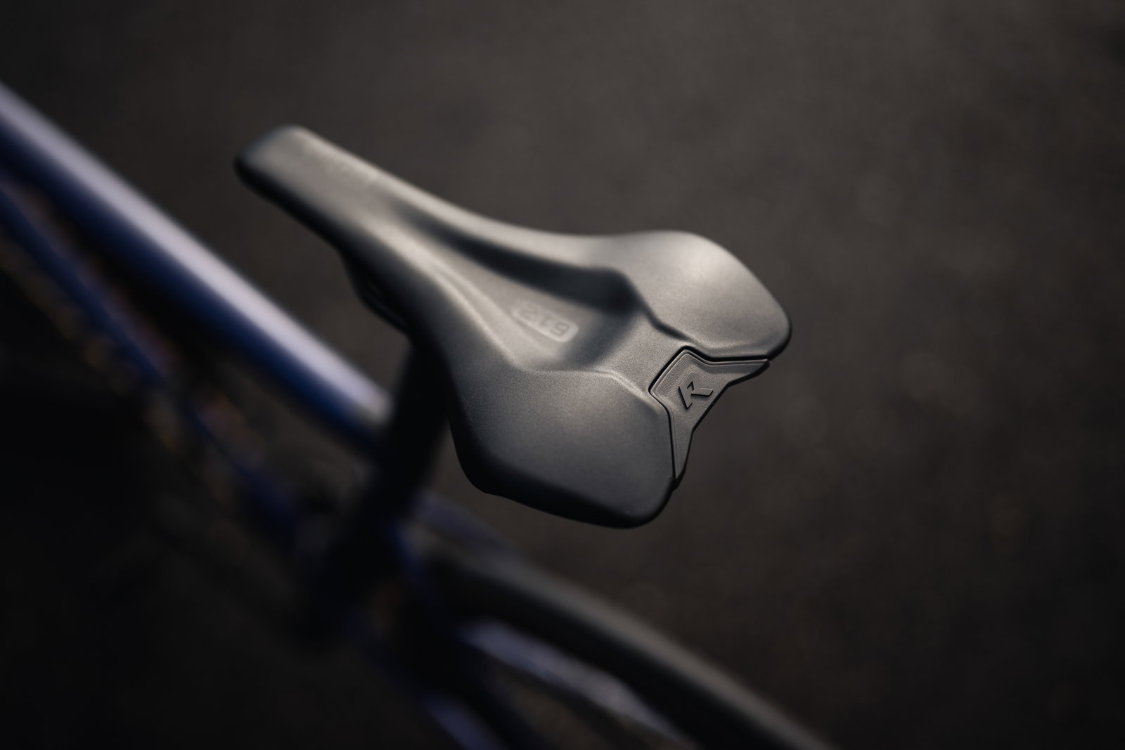Selle de course SQlab 612R ERGOWAVE 2.0 Carbon en noir mat avec canal ErgoWave et rails carbone