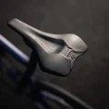 Selle de course SQlab 612R ERGOWAVE 2.0 Carbon en noir mat avec canal ErgoWave et rails carbone