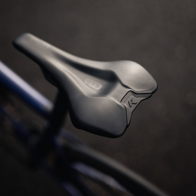 SQlab 612R ERGOWAVE 2.0 Carbon road racing saddle in matte black with ErgoWave channel and carbon rails