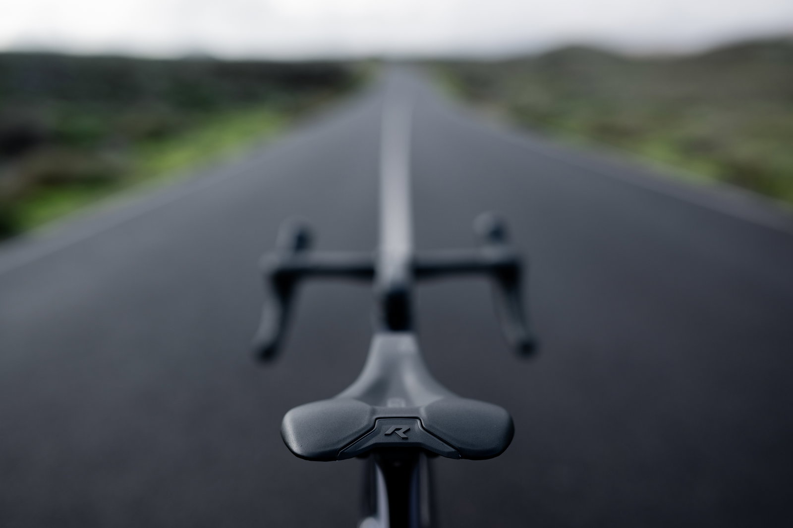 Selle route SQlab 612R ERGOWAVE Carbon en noir mat montée sur vélo de course sur route asphaltée