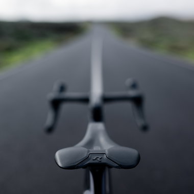 SQlab 612R ERGOWAVE Carbon Rennsattel in mattschwarz auf Rennrad bei Ausfahrt auf asphaltierter Straße