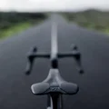 Selle route SQlab 612R ERGOWAVE Carbon en noir mat montée sur vélo de course sur route asphaltée