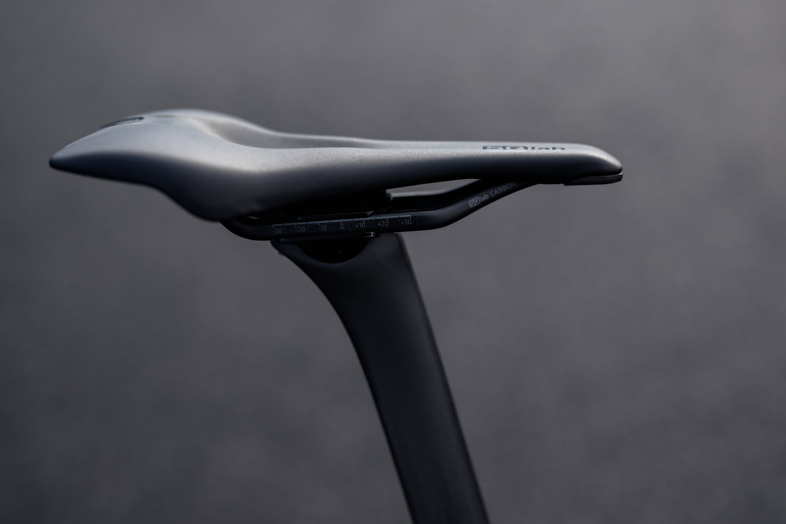 Selle vélo SQlab 612R ERGOWAVE 2.0 Carbon en noir mat, vue trois quarts sur tige de selle carbone