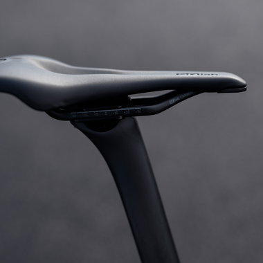 SQlab 612R ERGOWAVE 2.0 Carbon Fahrradsattel in matt schwarz, Seitenansicht auf Carbon-Sattelstütze