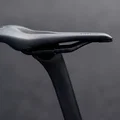 Selle vélo SQlab 612R ERGOWAVE 2.0 Carbon en noir mat, vue trois quarts sur tige de selle carbone