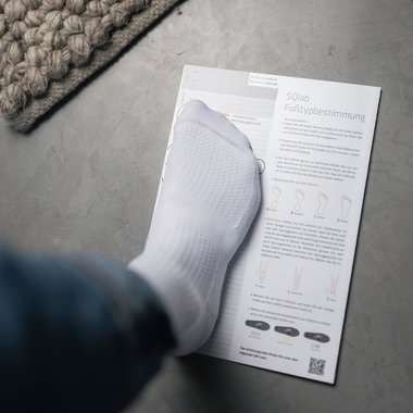 SQlab Measure at Home Set foot type determination instruction sheet with white-socked foot placed on guide