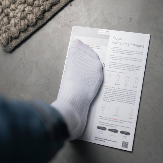 SQlab Measure at Home Set foot type determination instruction sheet with white-socked foot placed on guide