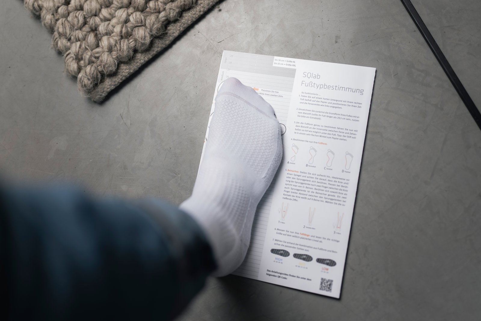 SQlab Measure at Home Set foot type guide with foot in white sock placed on instruction sheet