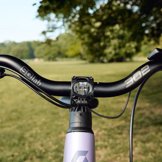 SQlab 302 Trekking-Lenker 31,8 mm in mattschwarz auf einem Fahrrad im Freien